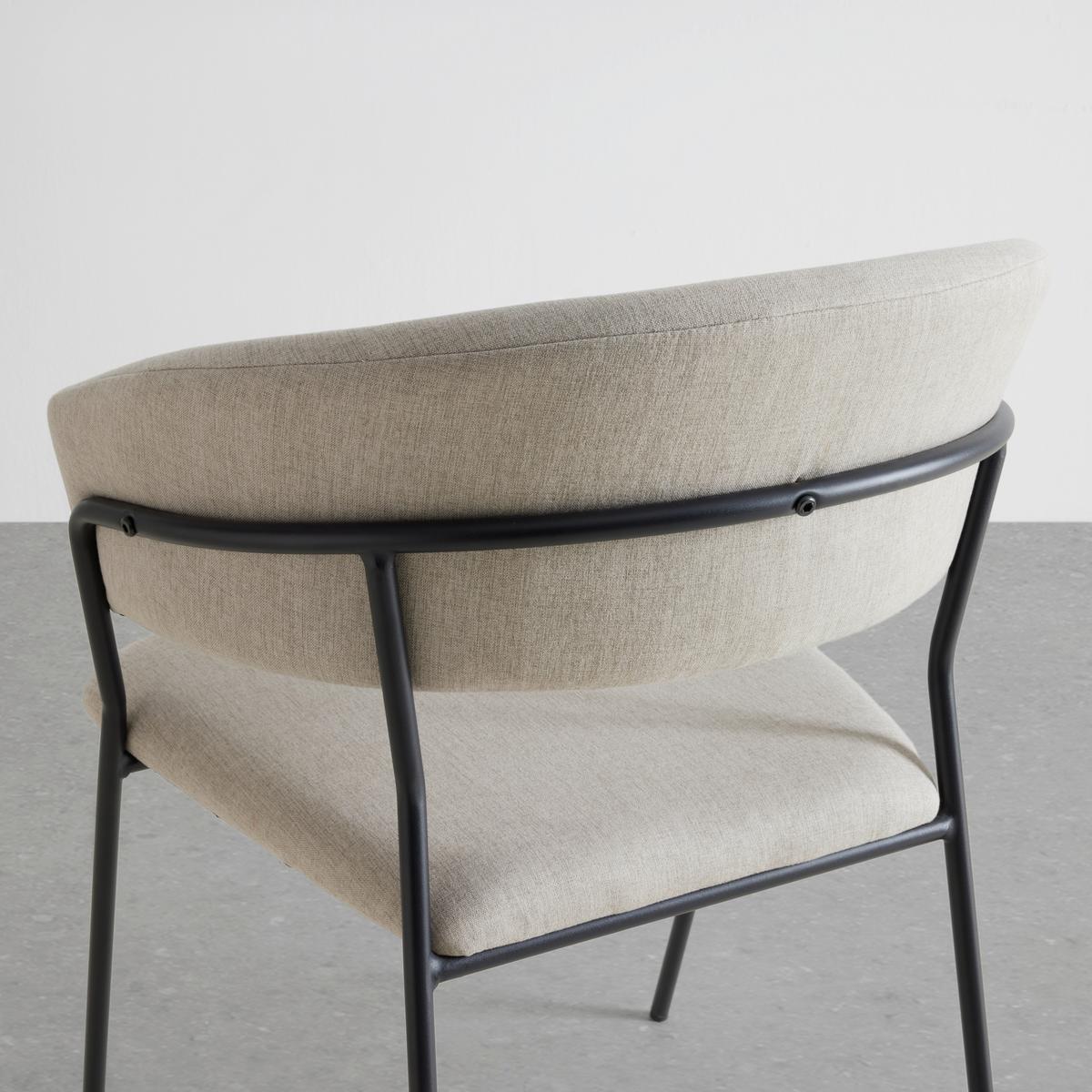 Scaun în bej și negru - spațiu modern atemporal