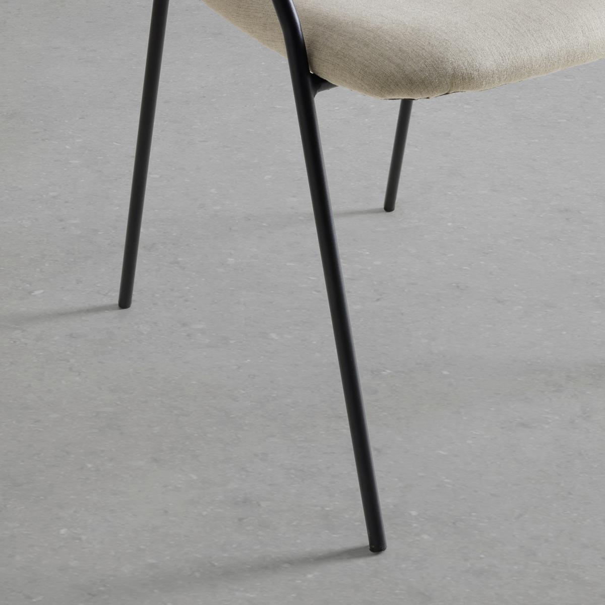 Scaun în bej și negru - spațiu modern atemporal