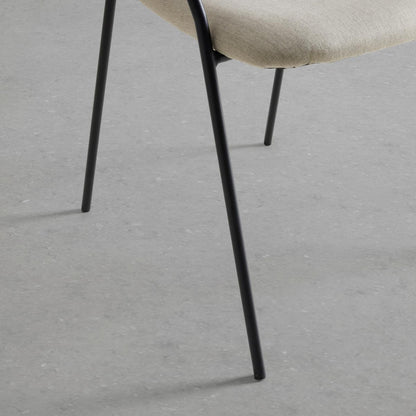 Scaun în bej și negru - spațiu modern atemporal