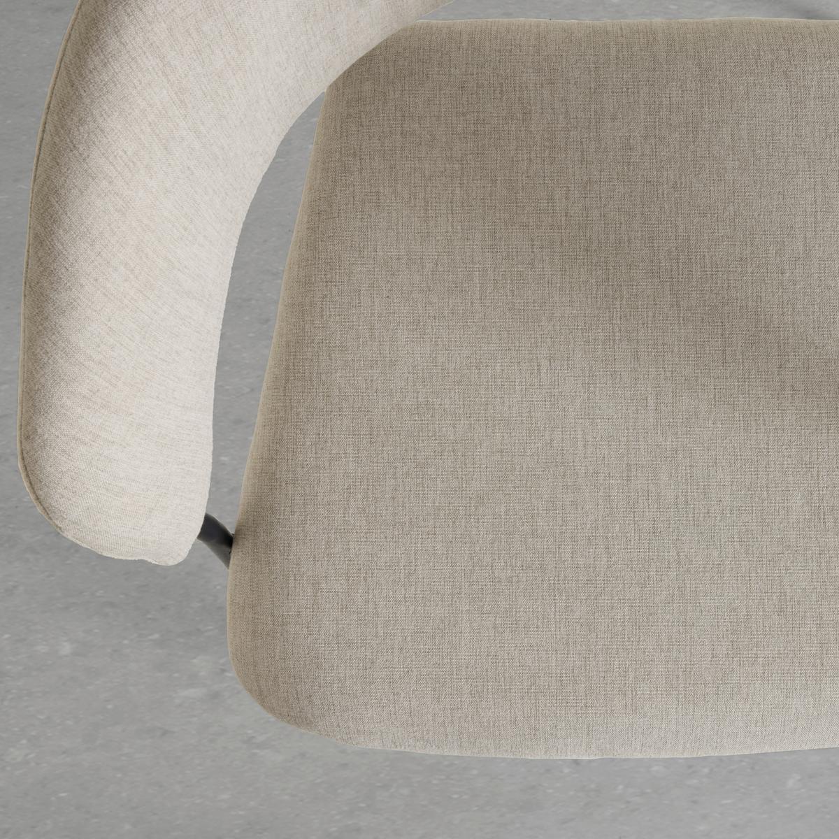 Scaun în bej și negru - spațiu modern atemporal