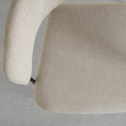 Scaun în bej și negru - spațiu modern atemporal